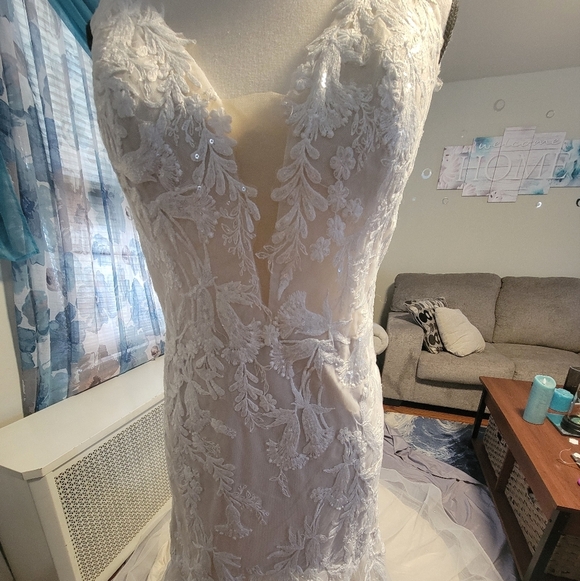 Elegant White Lace Wedding Dress - Picture 6 of 15